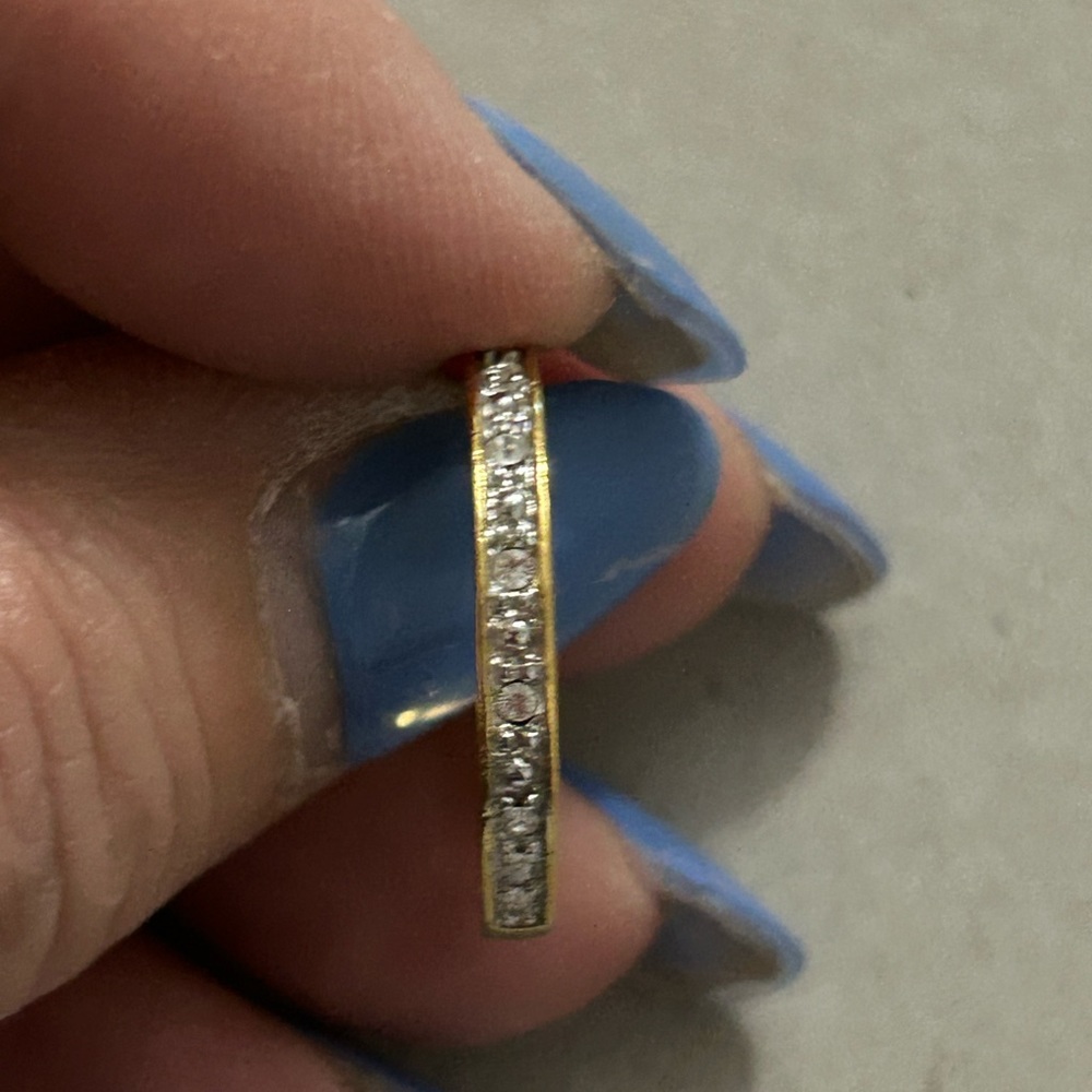 Women’s vintage Avon ring. Gold tone with multiple clear crystals. Size 10.